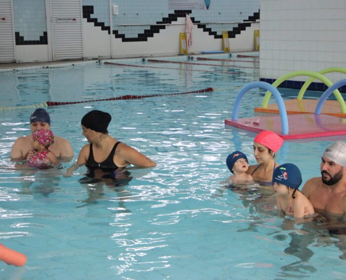 ESPORTES – AULAS DE NATAÇÃO PARA BÊBES